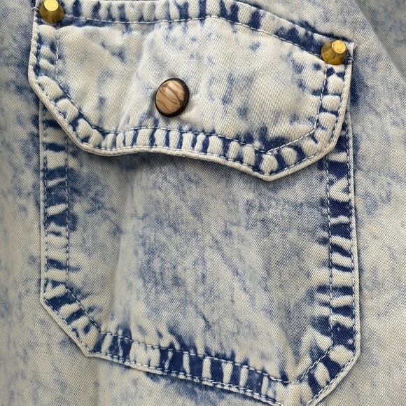 Forever 21 Denim Wash Shirt Size Large - Picture 4 of 8
